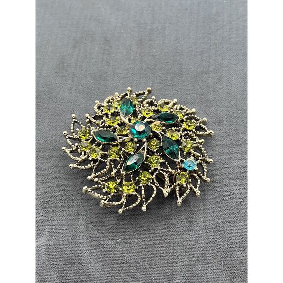 Green Stone & Gold Trim Brooch Pin Christmas Holiday Festive Leaves - Picture 2 of 4